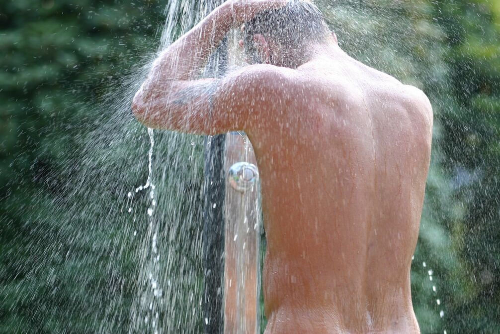 Depois de um banho com refrigerante, um homem precisa tomar um banho frio. 