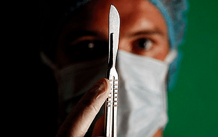 O cirurgião está se preparando para uma operação para aumentar o membro